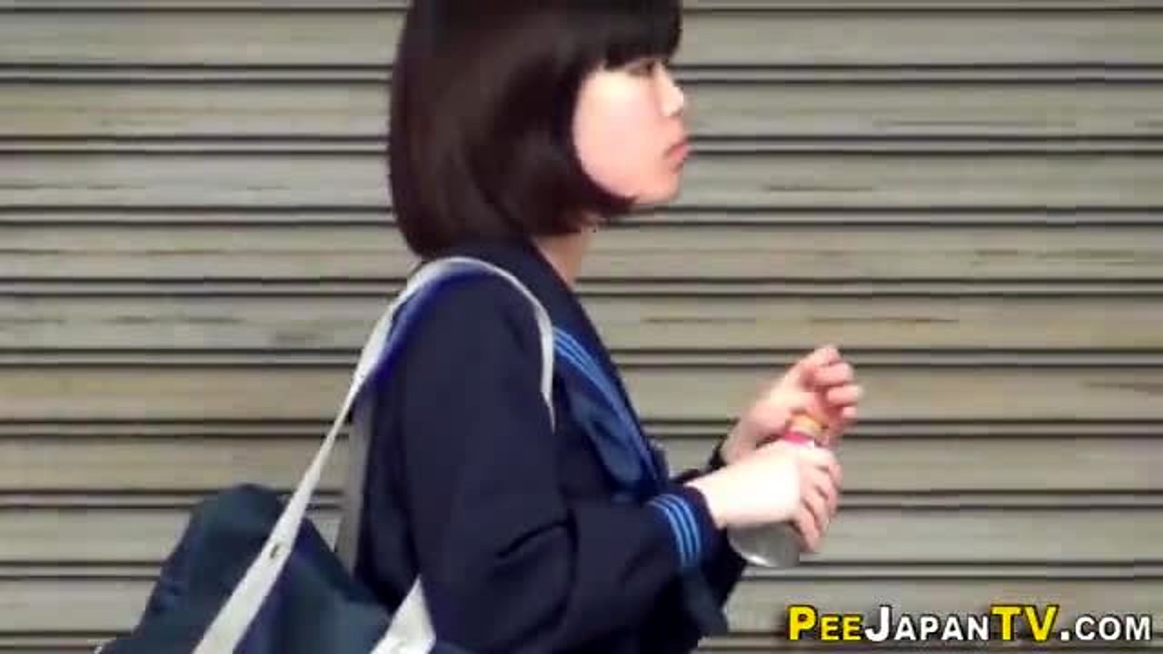 Japansk tonåring gnider sin fitta / TUBEV.SEX sv bild