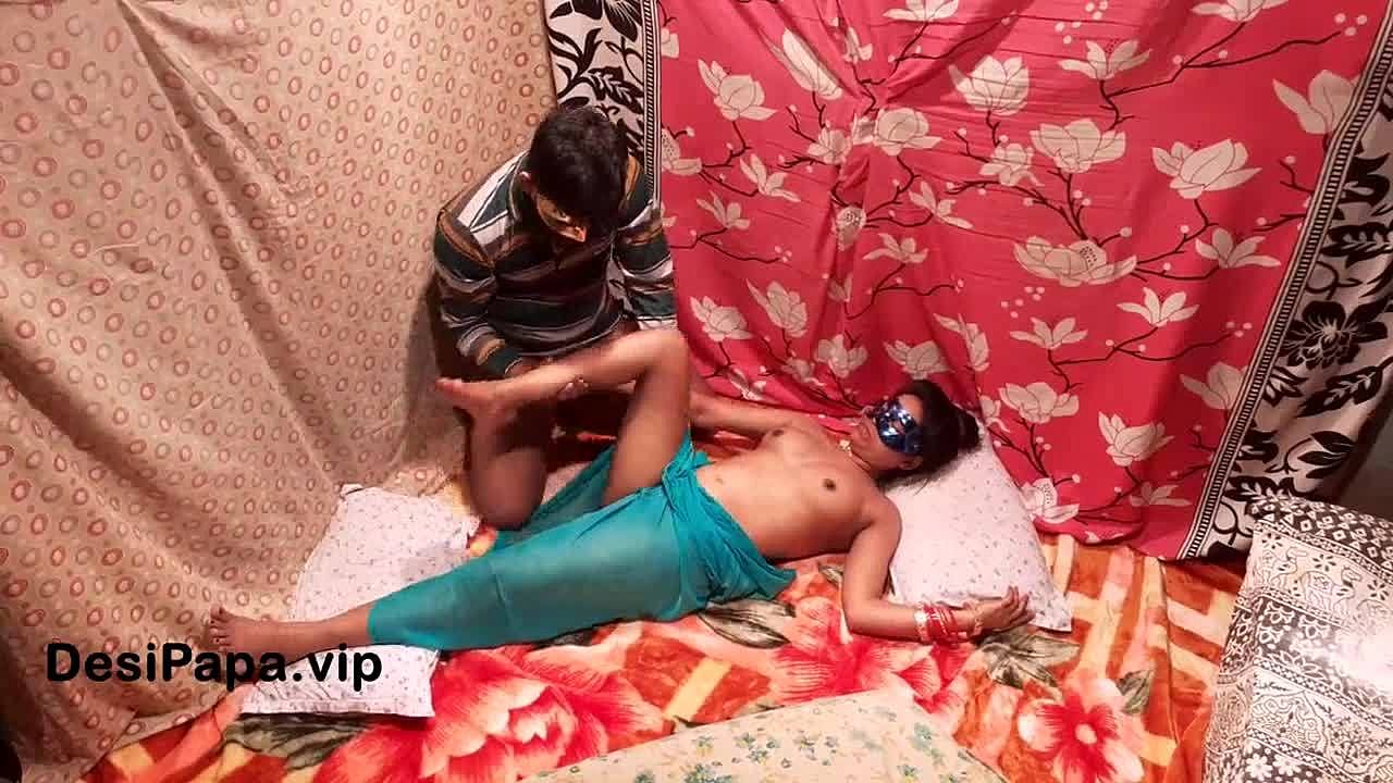 Indiase jonge vrouw lacht en geniet van hardcore seks met dewar in Hindi / TUBEV.SEX nl